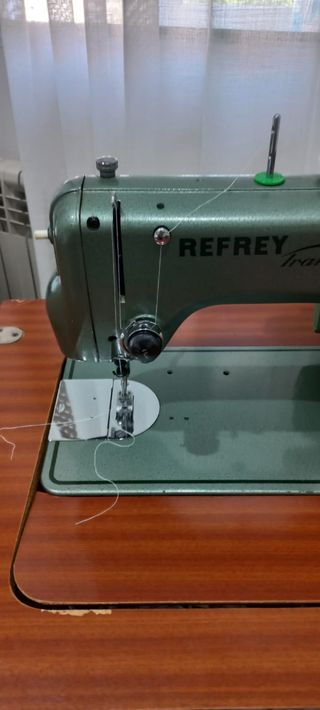 Maquina de coser Refrey 427 con mueble
