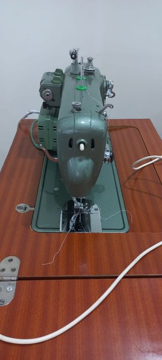 Maquina de coser Refrey 427 con mueble