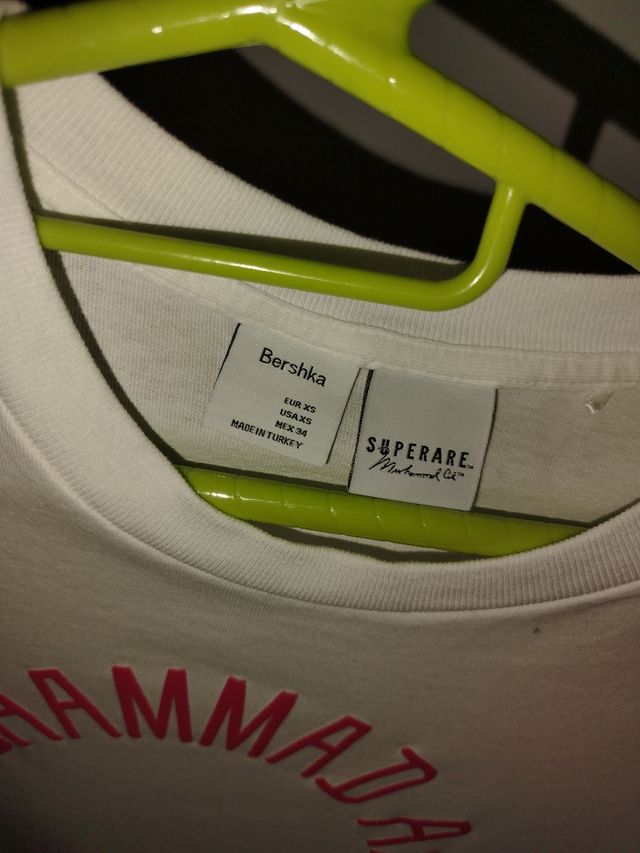 Camiseta Bershka con SUPERARE