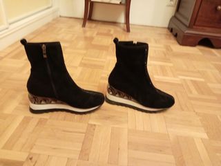 Botines de cuña y antelina negros 