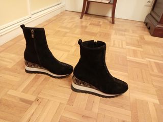 Botines de cuña y antelina negros 