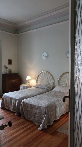 2 camas-cabecero+ 2 mesillas + 2 lámparas