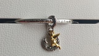 Charm campanilla dorada Disney