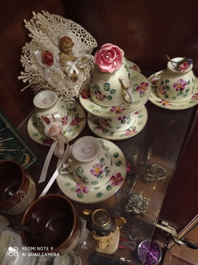 Tazze e piattini vintage decorate a mano