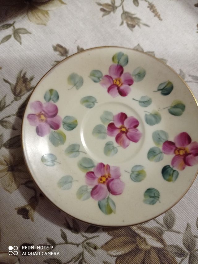 Tazze e piattini vintage decorate a mano