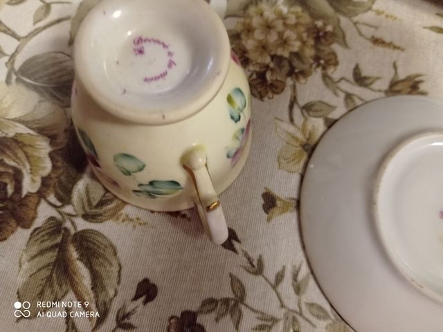 Tazze e piattini vintage decorate a mano