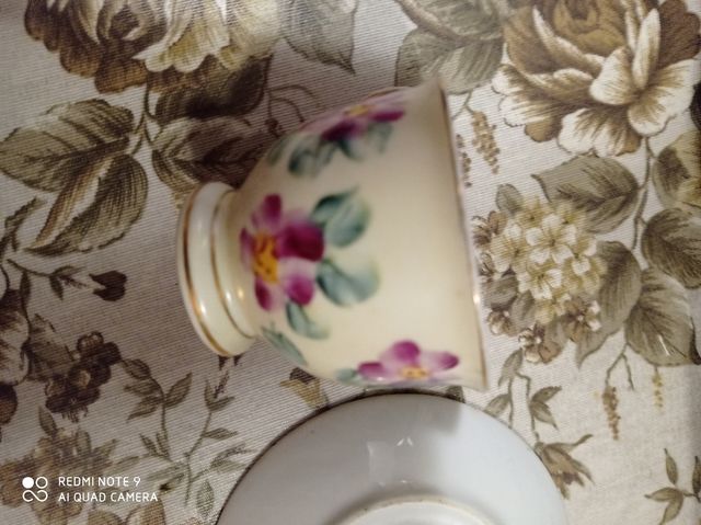 Tazze e piattini vintage decorate a mano