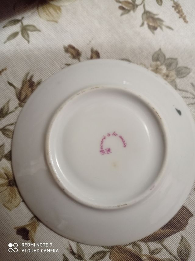 Tazze e piattini vintage decorate a mano