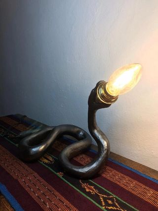lampada da tavolo serpente
