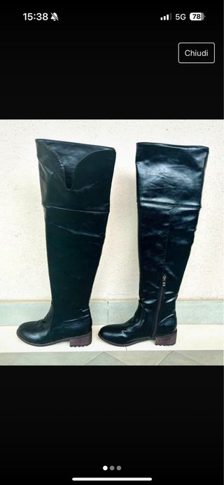 Stivali neri sopra al ginocchio