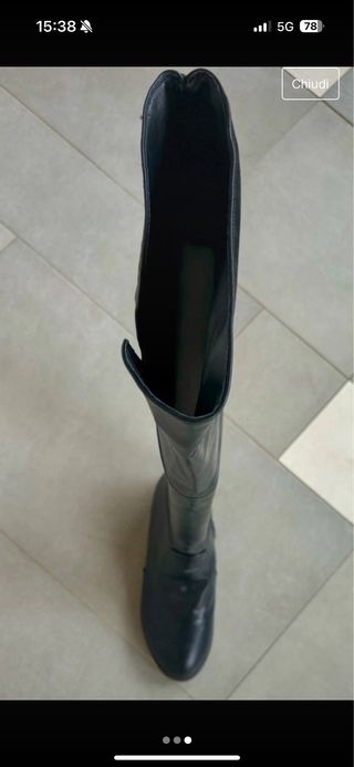 Stivali neri sopra al ginocchio