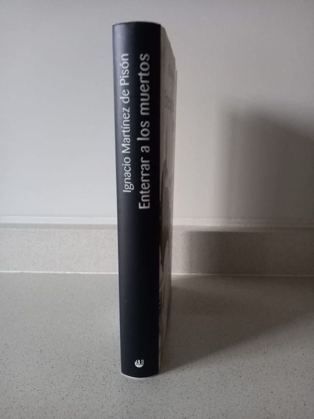 Libro “Enterrar a los muertos”