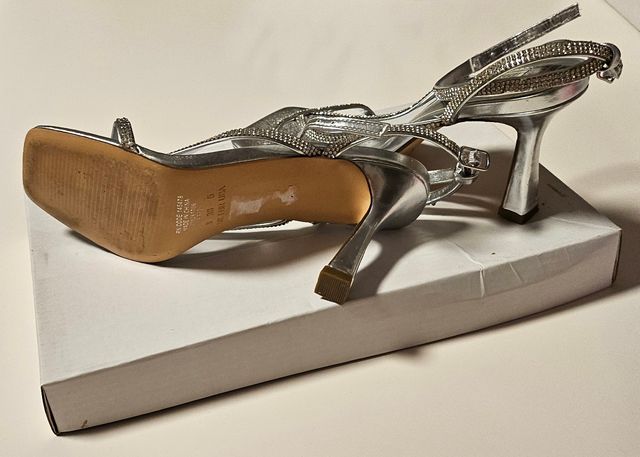 Sandalias de fiesta color plata.