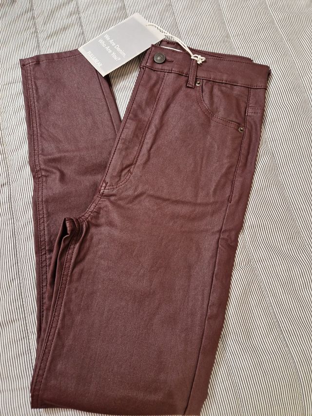 Pantalón pitillo encerado granate