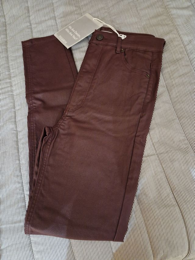 Pantalón pitillo encerado granate