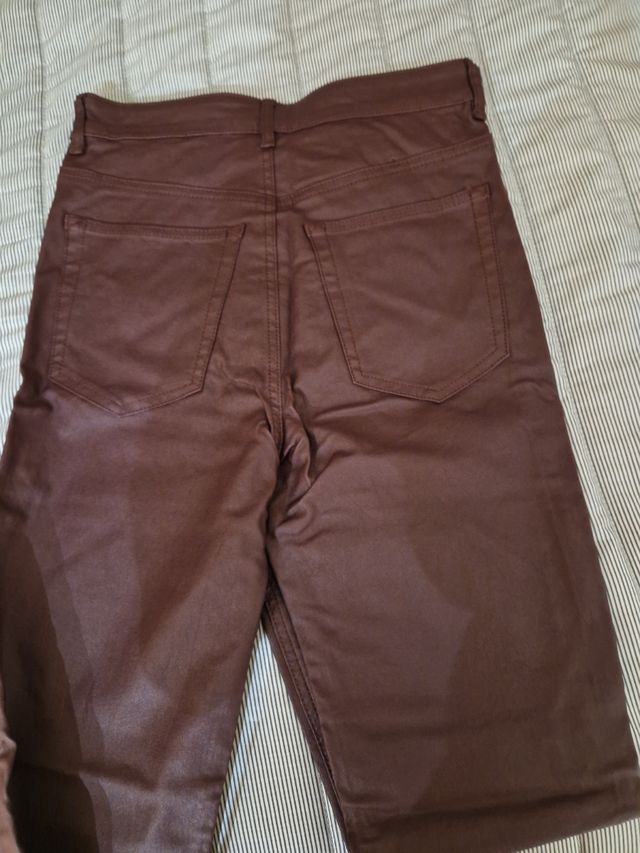 Pantalón pitillo encerado granate