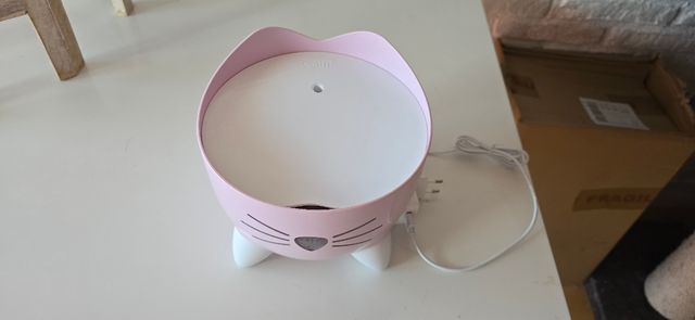 Fente/ bebedero para gatos