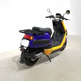 Moto elèctrica NIU 125cc/ Moto eléctrica NIU 125cc