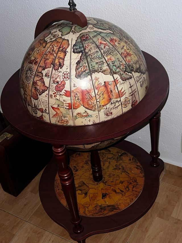 Bola mundo guarda botellas