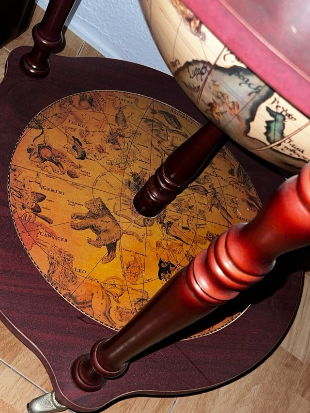 Bola mundo guarda botellas