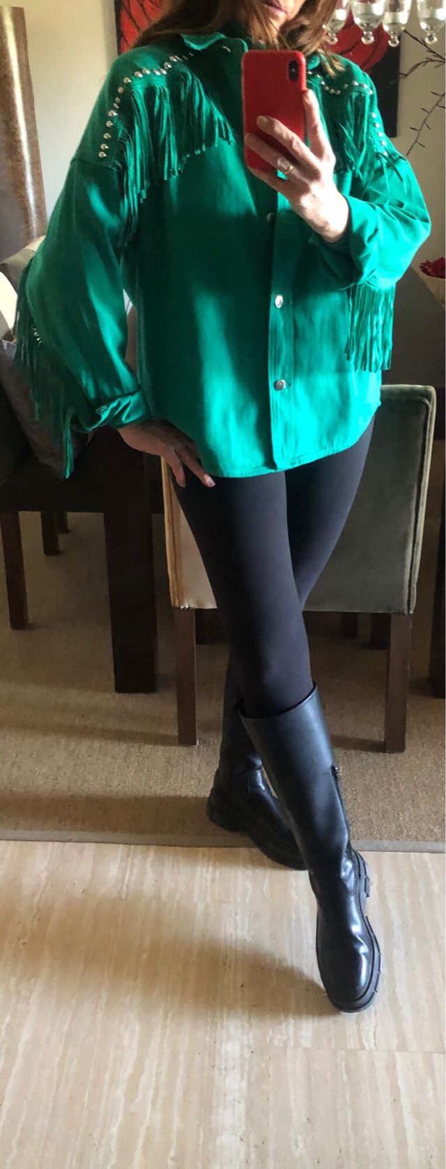 Sobrecamisa/camisa flecos y tachuelas