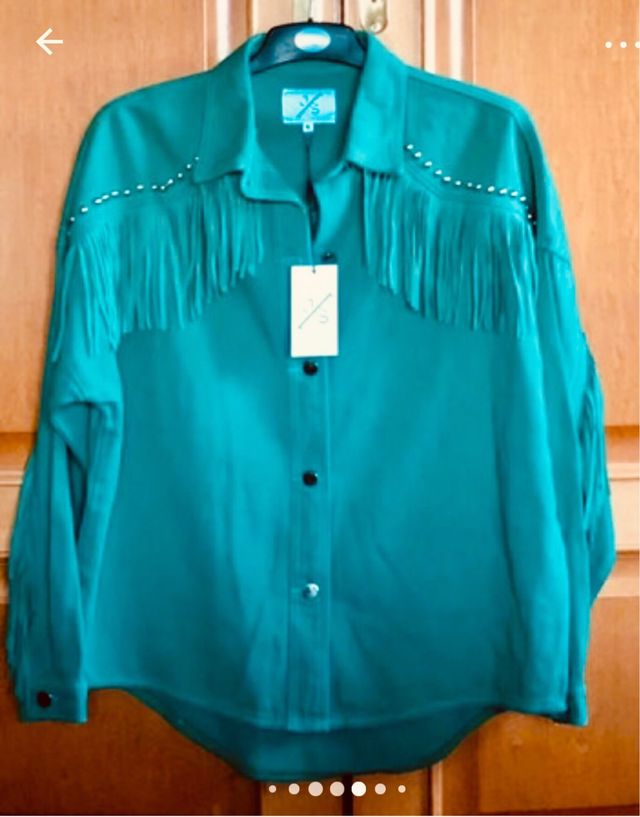 Sobrecamisa/camisa flecos y tachuelas