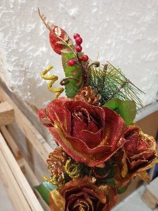 Piantina con rose e pigne natalizia