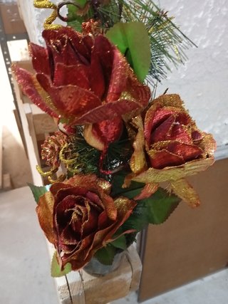Piantina con rose e pigne natalizia