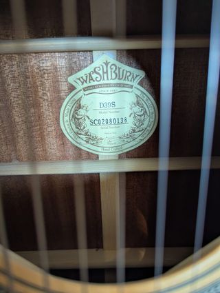 Guitarra Acústica Washburn D39S Cherokee (+funda)