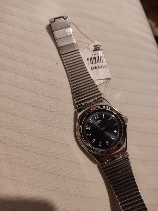 Reloj de acero marca Swatch.