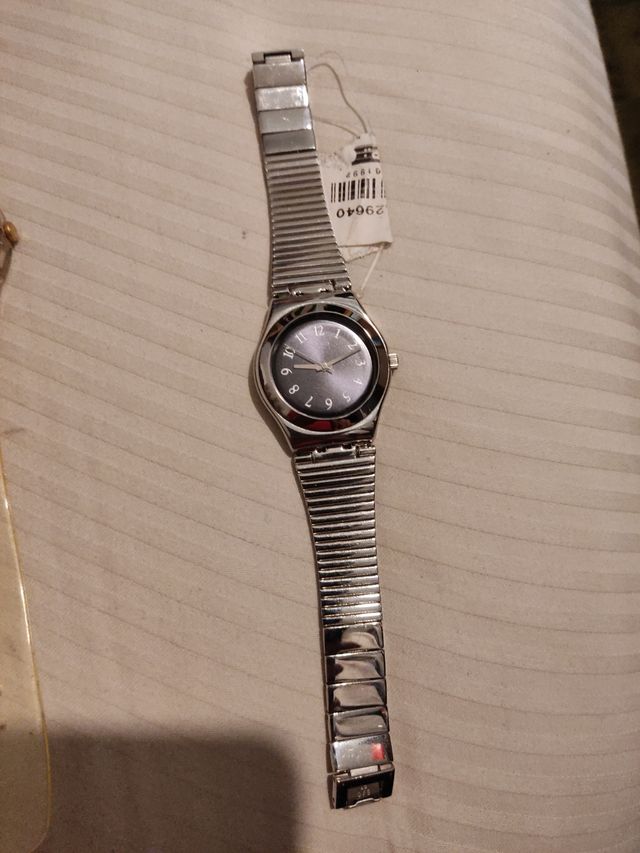 Reloj de acero marca Swatch.