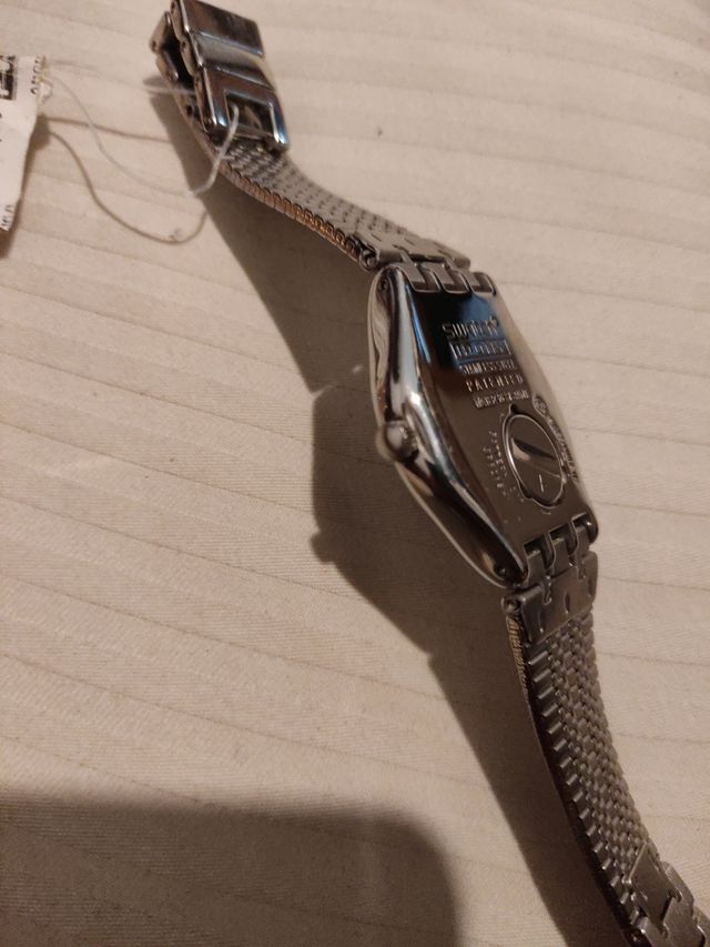 Reloj de acero marca Swatch.