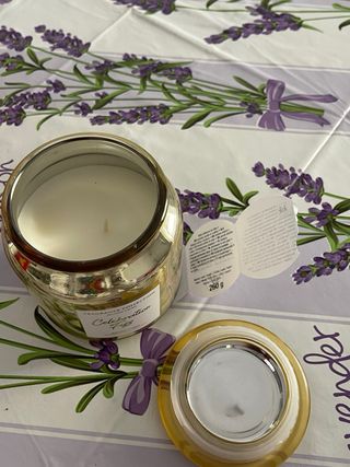 Candela nuova in contenitore dorato agli agrumi da