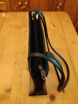 Bolso negro de mujer de fiesta