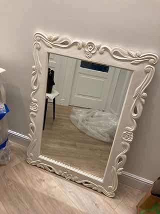 Mueble y espejo de entrada de madera color hueso