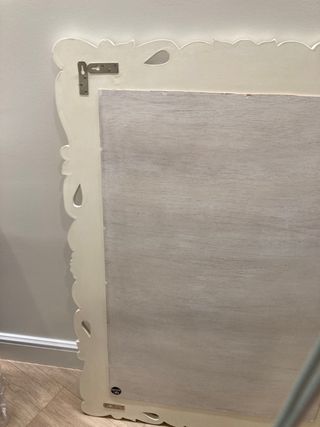 Mueble y espejo de entrada de madera color hueso