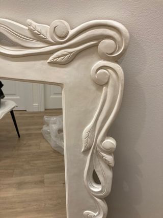 Mueble y espejo de entrada de madera color hueso