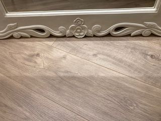 Mueble y espejo de entrada de madera color hueso