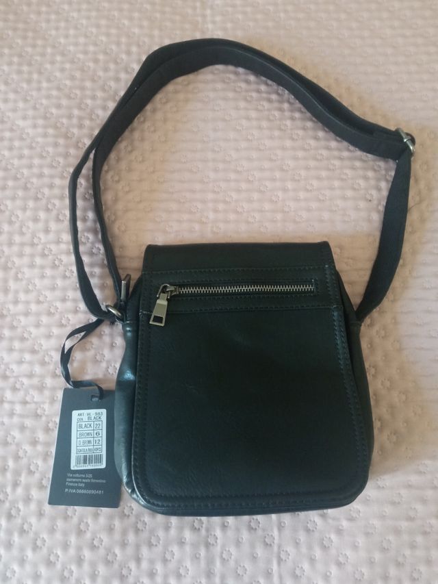 Borsello uomo nero con etichetta