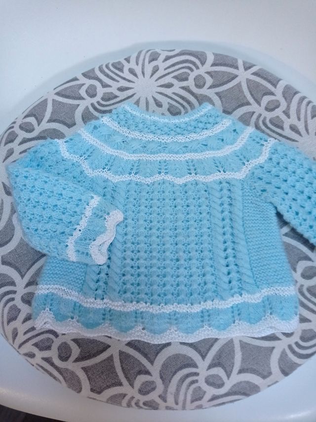 Chaquetita/jersey bebe hecha a mano