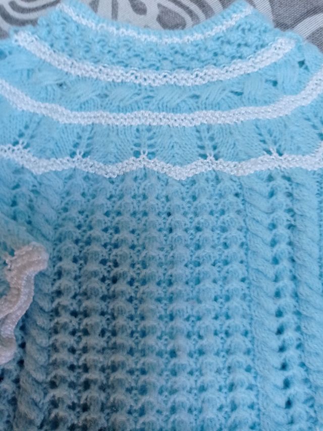 Chaquetita/jersey bebe hecha a mano