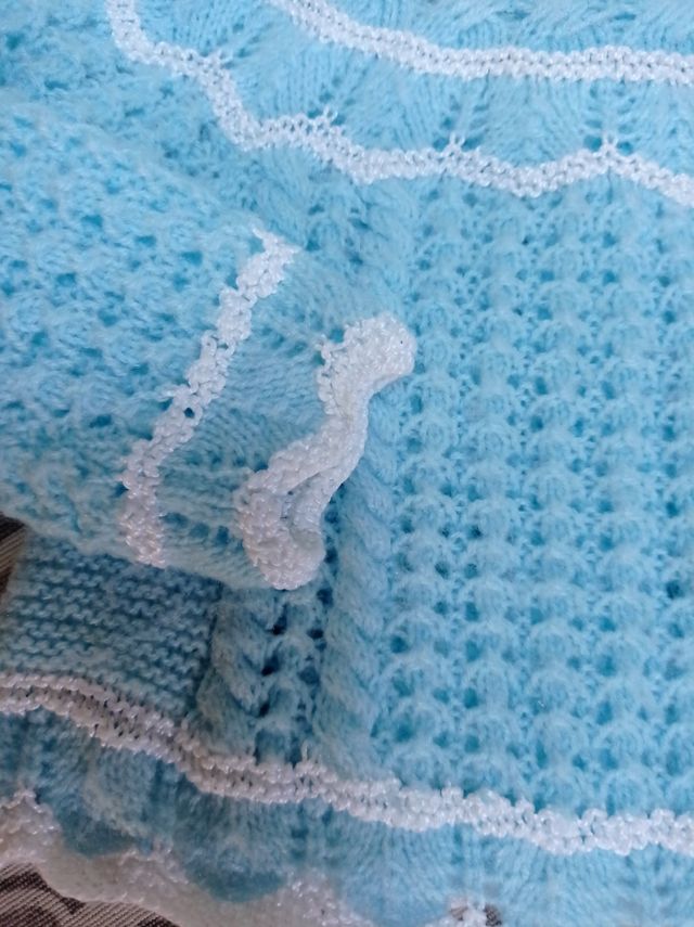 Chaquetita/jersey bebe hecha a mano