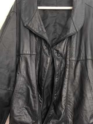 Cazadora de piel negra