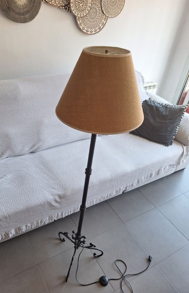 Antigua lampara de pie