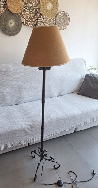 Antigua lampara de pie