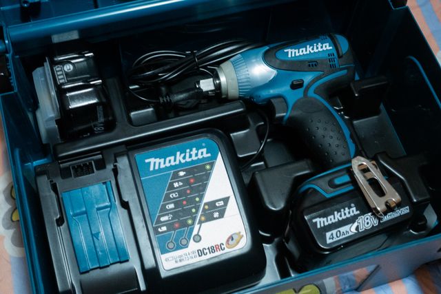 Atornillador impacto Makita 230Nm + 2 baterías 4Ah