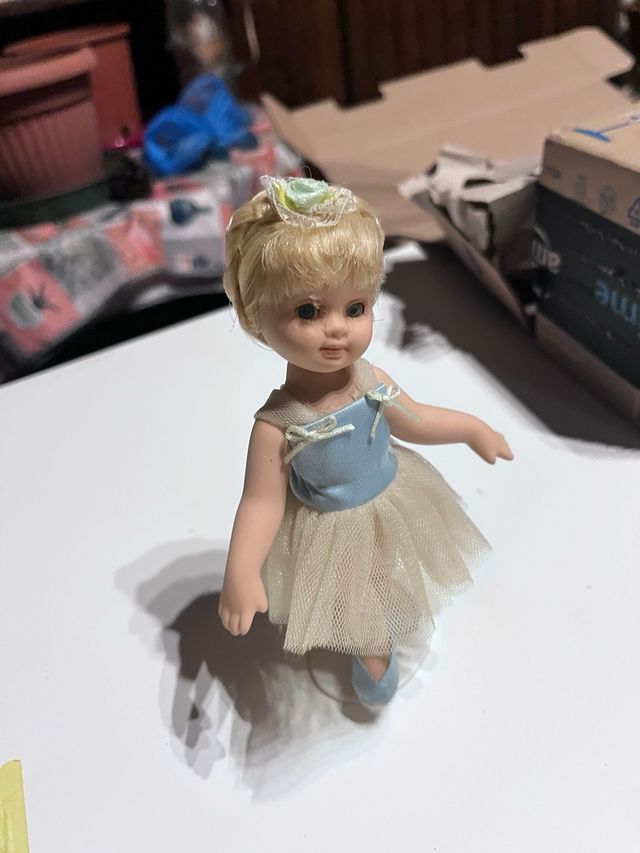 Bambolina vintage ceramica piedistallo