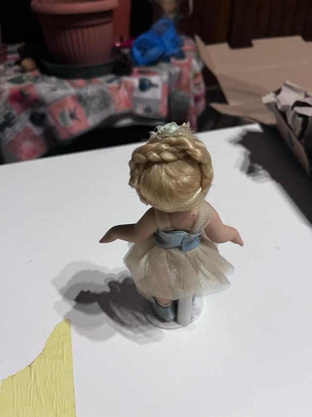 Bambolina vintage ceramica piedistallo