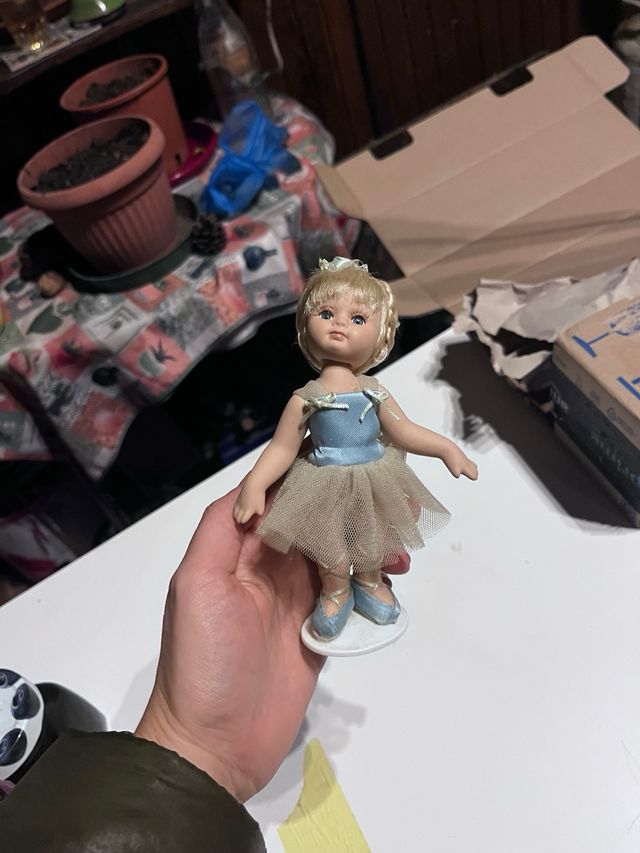 Bambolina vintage ceramica piedistallo