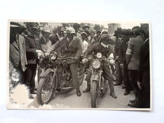 Vecchia foto cartolina con moto d'epoca.